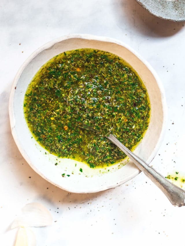 easy chimichurri sauce (paleo, gluten-free, vegan, aip-friendly) via Food by Mars