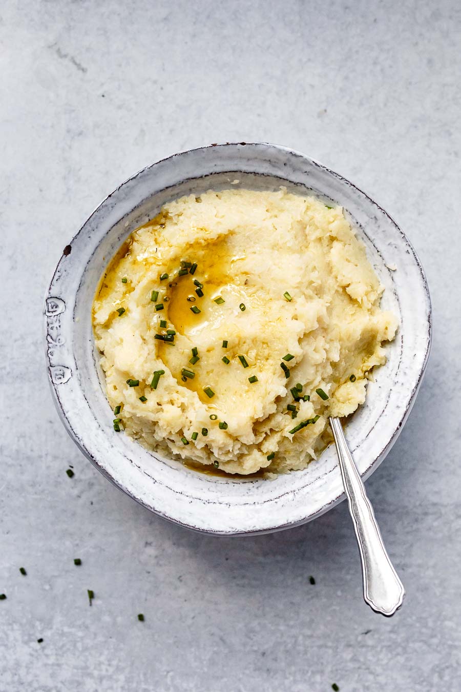 delicious and easy vegan mashed cauliflower that's dairy-free and low-carb