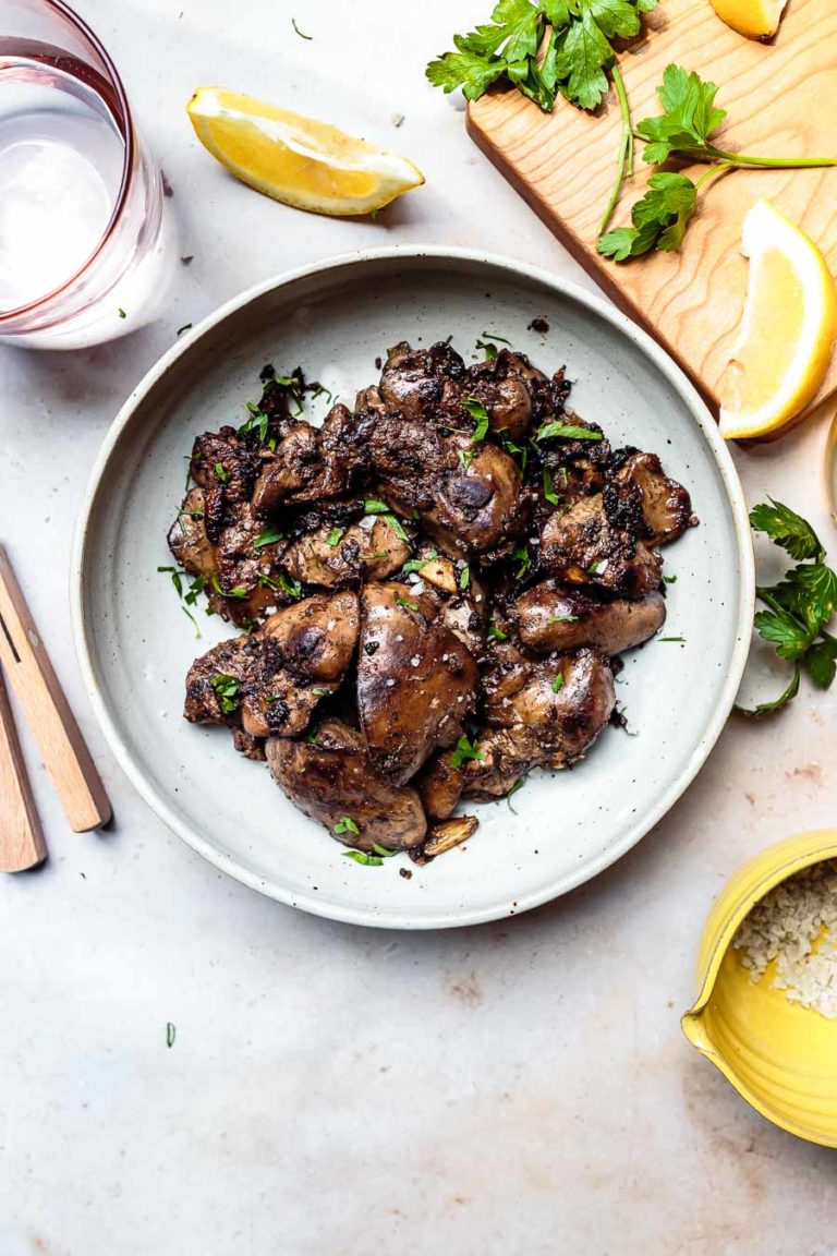 lemon garlic chicken liver with fresh parsley and lemon wedges